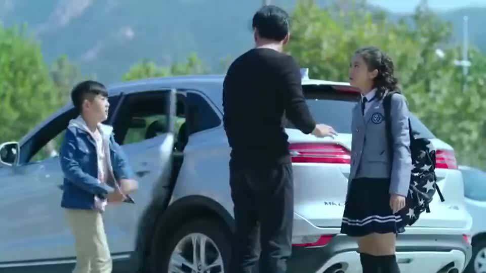 社會(huì)痛點(diǎn)再審視，女孩遭父親拳打腳踢推進(jìn)車，婦聯(lián)回應(yīng)背后的社會(huì)深思
