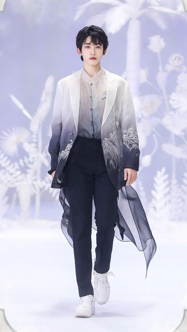 張藝興，基礎款穿搭，詮釋簡單即是時尚的真理