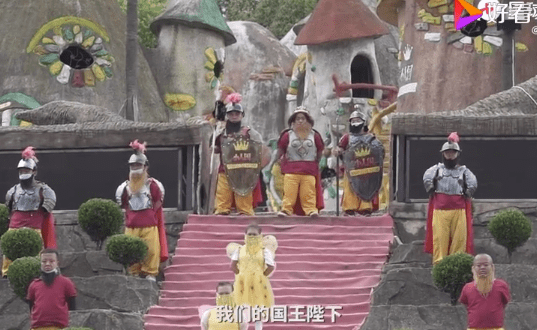 百名袖珍人在小人國公園的舞臺(tái)，生命如戲，他們?cè)谛⌒∈澜缋锏闹\生之路