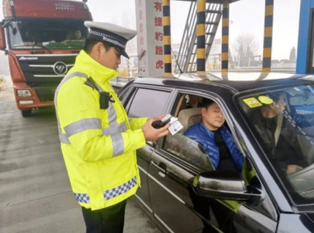 館長(zhǎng)深圳偶遇無(wú)人駕駛車，直呼可愛，感嘆科技發(fā)展之快！