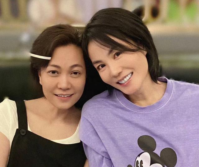 王菲女兒李嫣吸電子煙被拍，娛樂圈明星子女的叛逆現象引發(fā)熱議