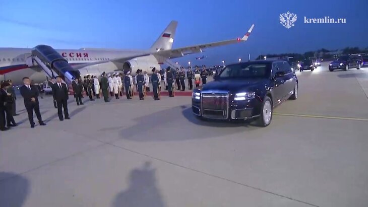 特朗普普京同車離開機(jī)場，不尋常的一幕背后透露出何種深意？