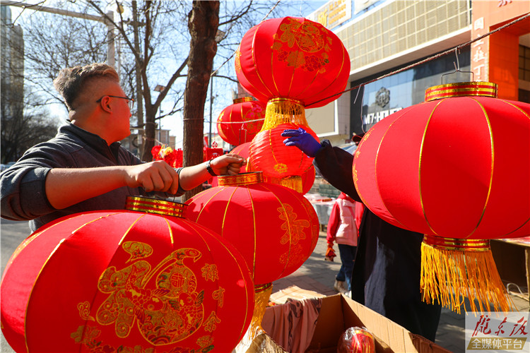 拉薩街頭張燈結(jié)彩，慶祝氛圍濃，一場(chǎng)視覺與心靈的盛宴