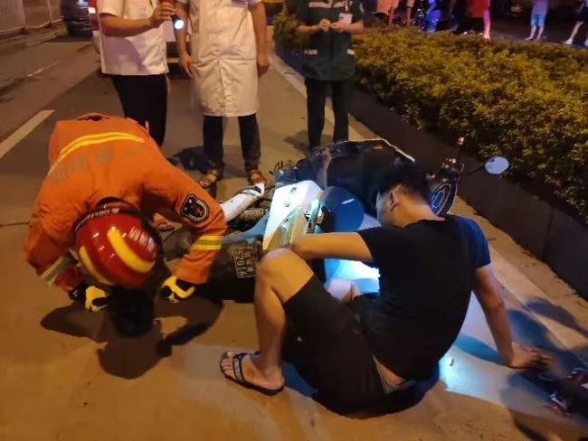 驚險一幕！男子拔火罐不慎被卡住脖子，消防員緊急救援