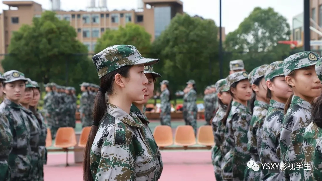 女生軍訓(xùn)前后大變樣，揭秘軍訓(xùn)如何重塑她們的蛻變之路