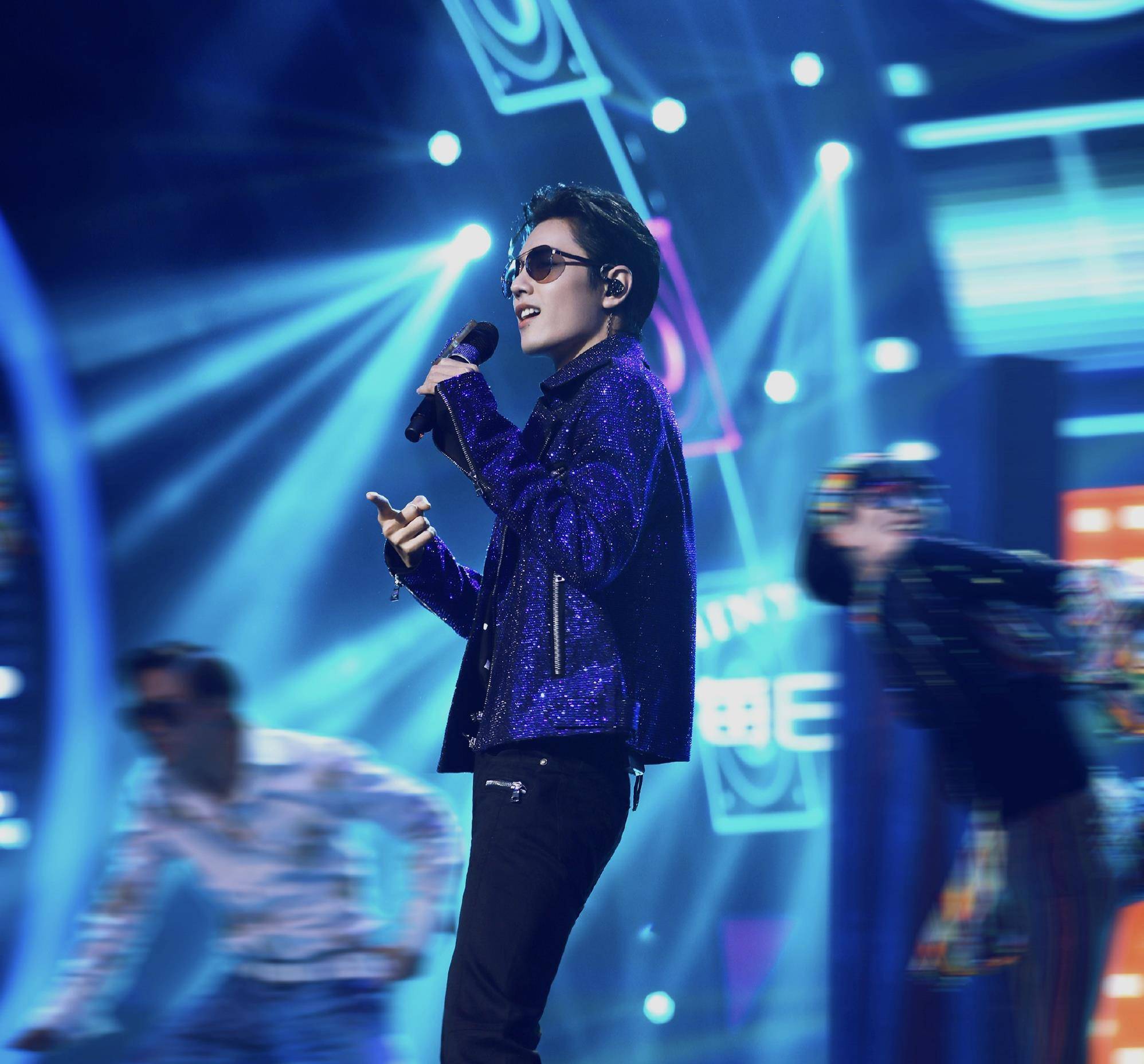 楊宗緯舞臺(tái)意外摔下，粉絲心疼不已，網(wǎng)友熱議，安全第一，藝術(shù)第二！