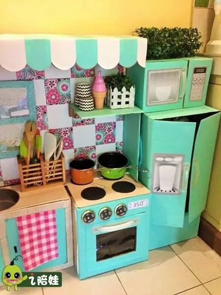 孩子的創(chuàng)意無限，將無人問津的紙箱搬回家，竟成了最獨(dú)特的展位亮點(diǎn)！