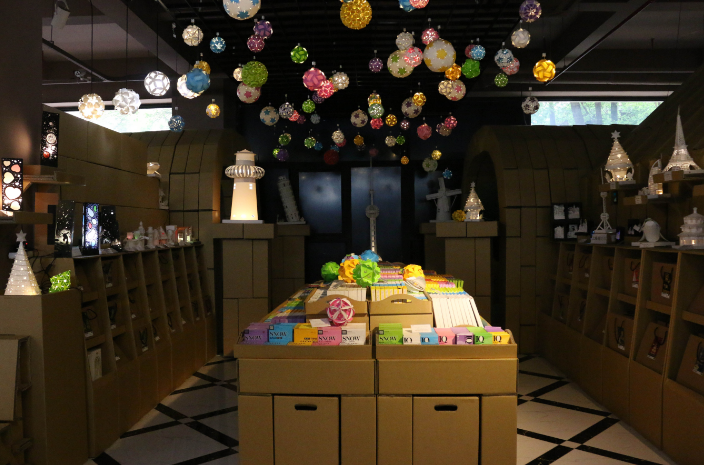 孩子的創(chuàng)意無限，將無人問津的紙箱搬回家，竟成了最獨(dú)特的展位亮點(diǎn)！