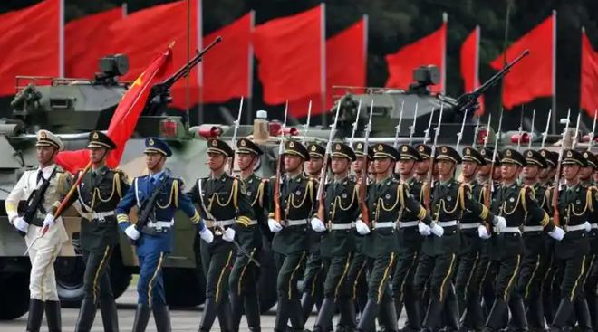 九三閱兵盛況空前，85種語(yǔ)言全球直播，展現(xiàn)中國(guó)風(fēng)采