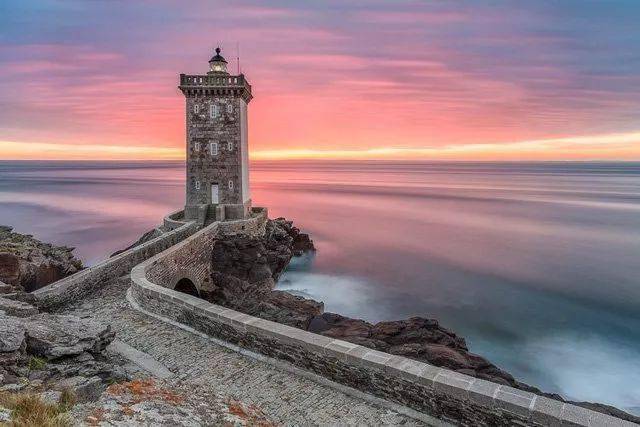 三亞海邊巨浪直逼燈塔塔頂，揭秘風暴中的堅守與守護