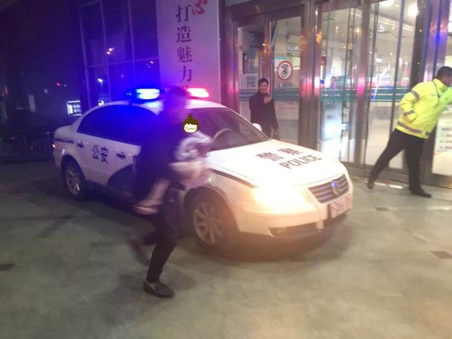 女子隧道內(nèi)幽閉恐懼，民警深夜緊急出動，上演暖心接人記