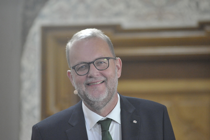 佩通坦解職后首度露面，微笑向記者問好，透露未來計劃引關(guān)注