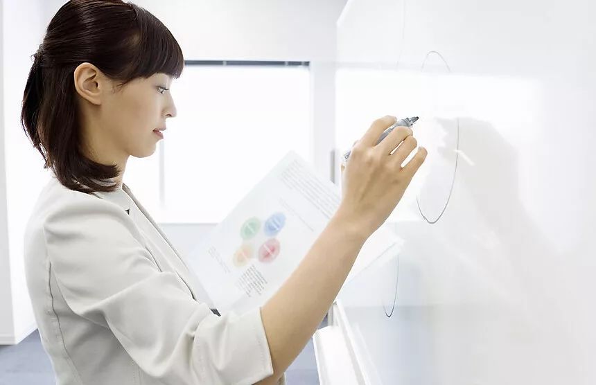 媒體評(píng)教師不雅聊天事件，辭退只是開始，教育改革迫在眉睫