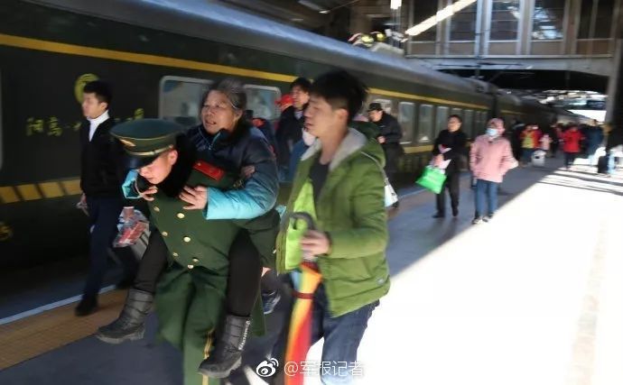 子弟兵乘地鐵，乘客腰桿都跟著挺直了！這背后的故事讓人感動(dòng)不已！