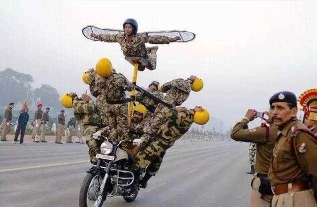 雙胞胎哥哥一眼認(rèn)出弟弟所在方隊(duì)，背后的感人故事令人動容