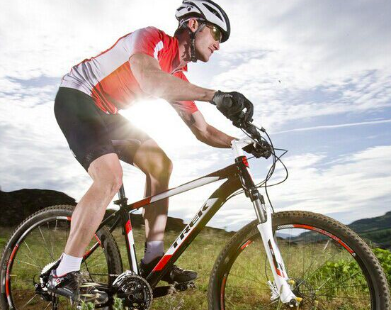 受閱部隊(duì)跑步登車整齊度絕了！揭秘背后嚴(yán)苛訓(xùn)練與軍人精神