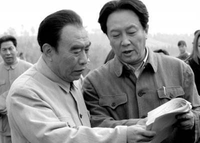 唐國強(qiáng)與劉勁攜手見證歷史，九三閱兵背后的感人故事