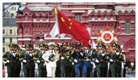 參加閱兵的戰(zhàn)士臉上留下V字曬痕，致敬最可愛的人！