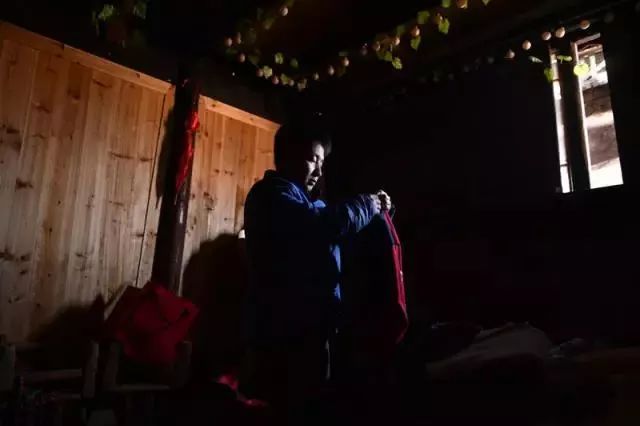 4歲小孩哥思念奶奶翻大門逃學(xué)，溫情故事揭示親情無(wú)價(jià)