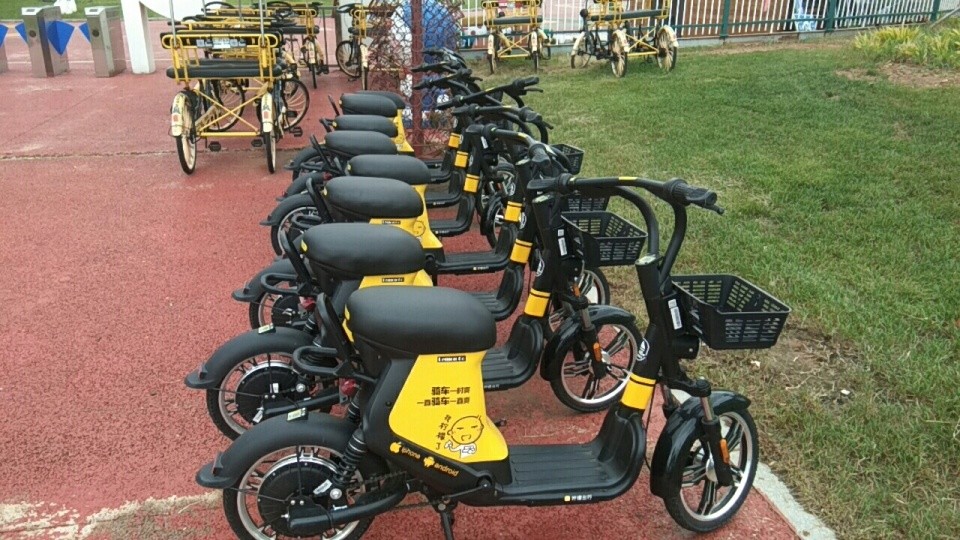 女子平衡感不佳，電動(dòng)車上安裝輔助輪，安全出行新選擇！