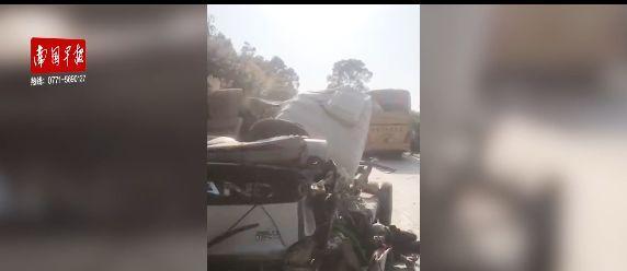 驚險瞬間！男子無意間拍下事故全過程，網(wǎng)友，這畫面太震撼！