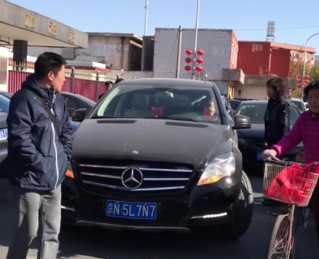 女司機(jī)開(kāi)奔馳接娃停路中間，致大堵車，引發(fā)網(wǎng)友熱議！