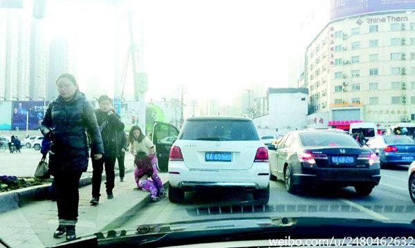 女司機開奔馳接娃停路中間，致大堵車，引發(fā)網(wǎng)友熱議！