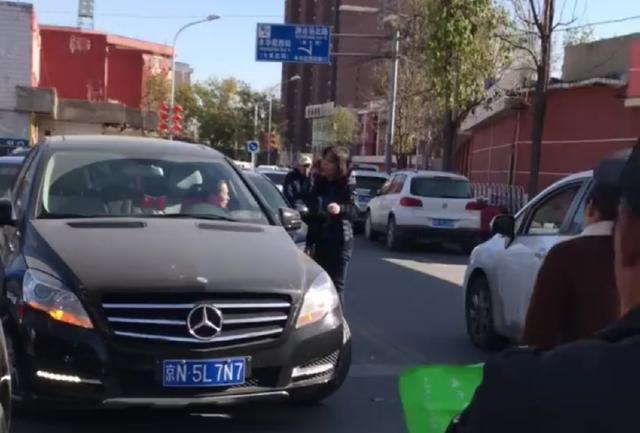 女司機開奔馳接娃停路中間，致大堵車，引發(fā)網(wǎng)友熱議！