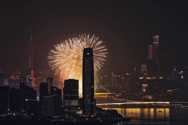 武漢焰火與黃鶴樓同框，璀璨夜空下的城市交響曲