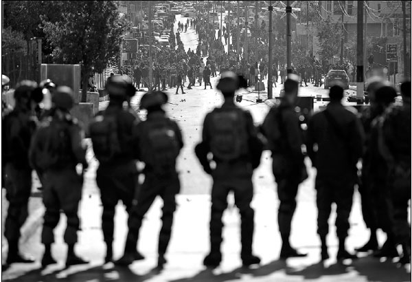 巴勒斯坦人排隊(duì)受押，揭露以軍暴行背后的真相