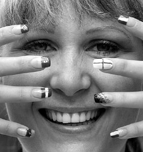 指尖的財(cái)富，一位女子從小攢指甲賣給專門回收者的感人故事