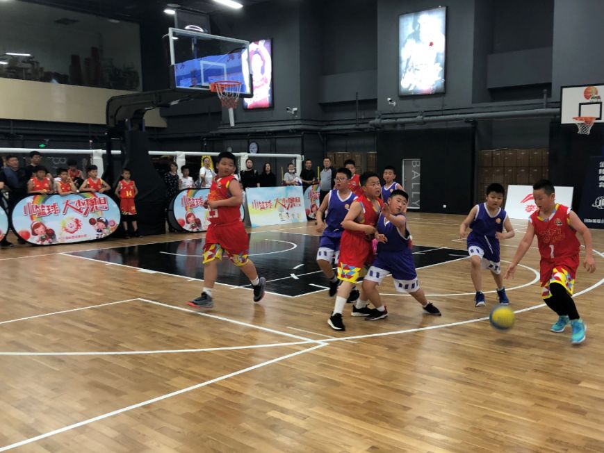 未來可期！青春之星道曼繞場致謝，球迷熱情點燃籃球夢想