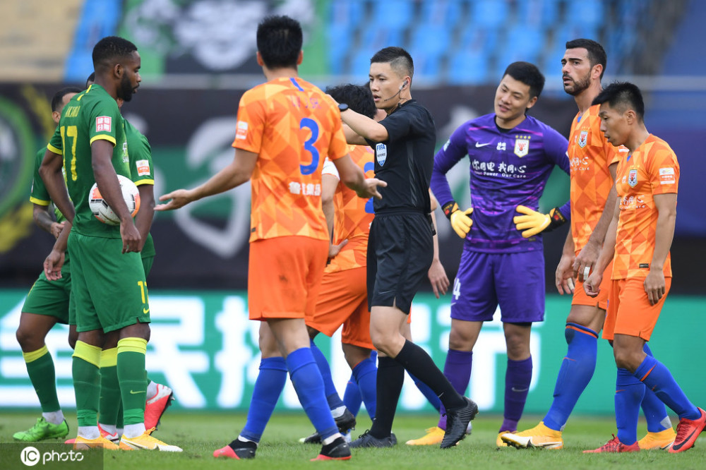 廣西藍(lán)航官員周純賽場暴力行為引發(fā)爭議，被足協(xié)禁止入場三場