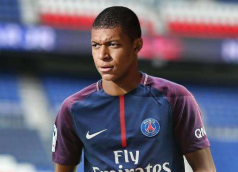 姆巴佩與圖拉姆的慶祝時刻，好兄弟間的默契動作對比