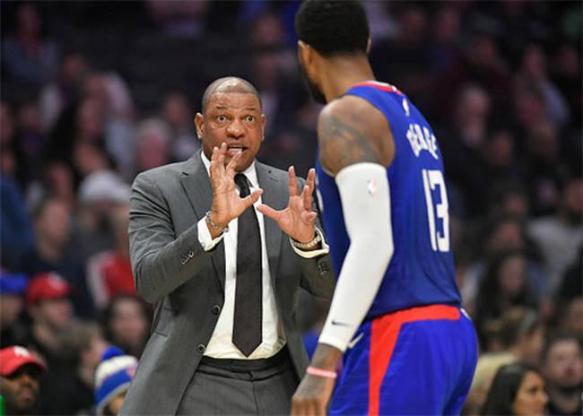 鏡頭下的喬治，76人末節(jié)崩潰，球迷流言板上的郁悶情緒