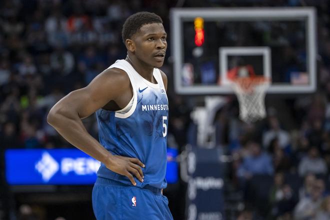 手感波動，愛德華茲面臨挑戰(zhàn)，半場九投三中，三分七中三仍奮力前行