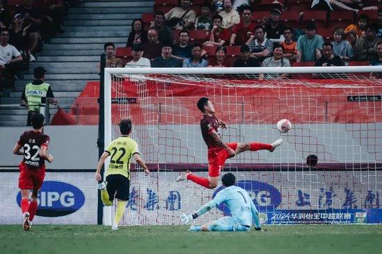 中超聯(lián)賽第21輪焦點(diǎn)戰(zhàn)，上海海港對(duì)河南俱樂(lè)部精彩瞬間實(shí)時(shí)解析