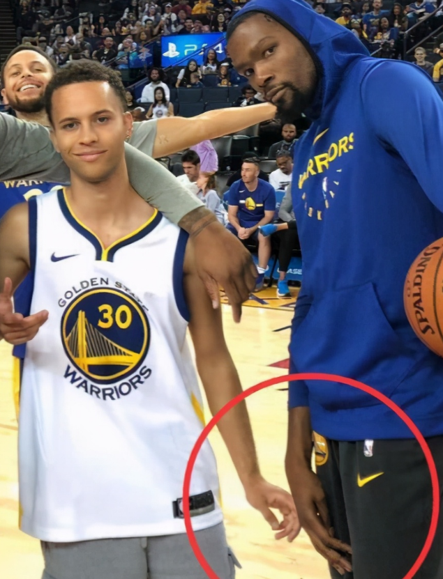 庫里中國行再遇王以太，酒桌麻將局中的籃球傳奇友誼