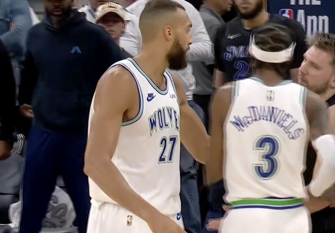 奧科博撞倒東契奇，臟動作引發(fā)爭議與討論