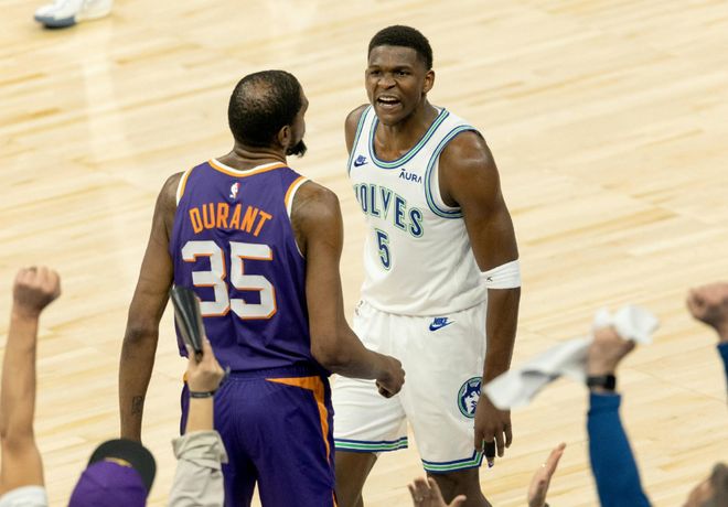 建議，愛德華茲曬多張照片與五星紅旗合照，熱愛籃球，心系祖國