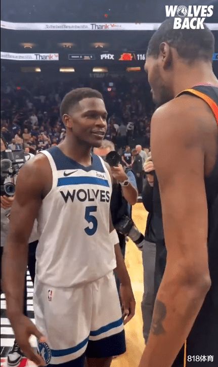 建議，愛德華茲曬多張照片與五星紅旗合照，熱愛籃球，心系祖國