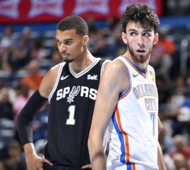 文班亞馬內(nèi)線遭遇冷落，巴恩斯決策失誤引發(fā)爭議，賽場情緒緊張至極