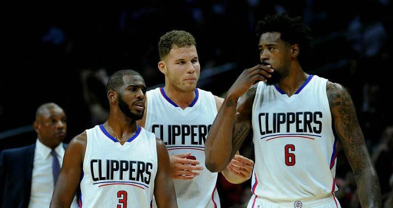 文班亞馬內(nèi)線遭遇冷落，巴恩斯決策失誤引發(fā)爭議，賽場情緒緊張至極