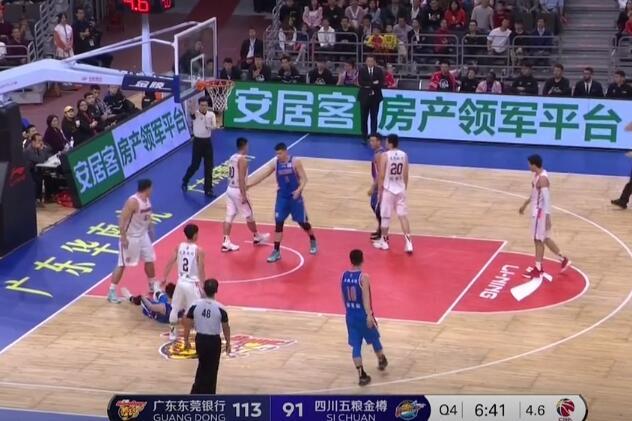 廖三寧驚艷全場！胯下回拉長投絕殺，單挑對手展現(xiàn)籃球魅力