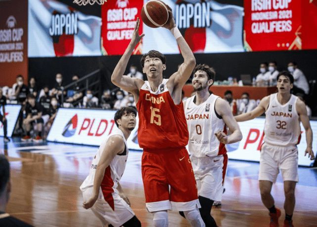 中國男籃重塑輝煌，歸化新援加盟，七將淘汰重塑陣容，銀牌之路閃耀