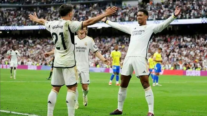 馬卡解析，皇馬442首發(fā)下的邊路防守策略之貝林厄姆與卡馬文加的協(xié)同作戰(zhàn)