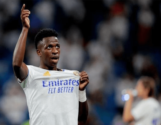 維尼修斯助攻后情緒失控，場(chǎng)上罵罵咧咧引熱議，姆巴佩機(jī)智捂嘴成亮點(diǎn)