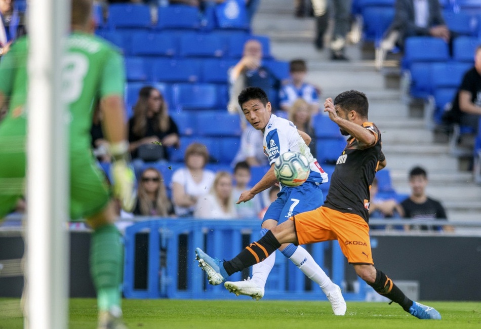 姆伯莫閃耀賽場，傳球妙手與失誤并存，展現(xiàn)潛力獲評6.5