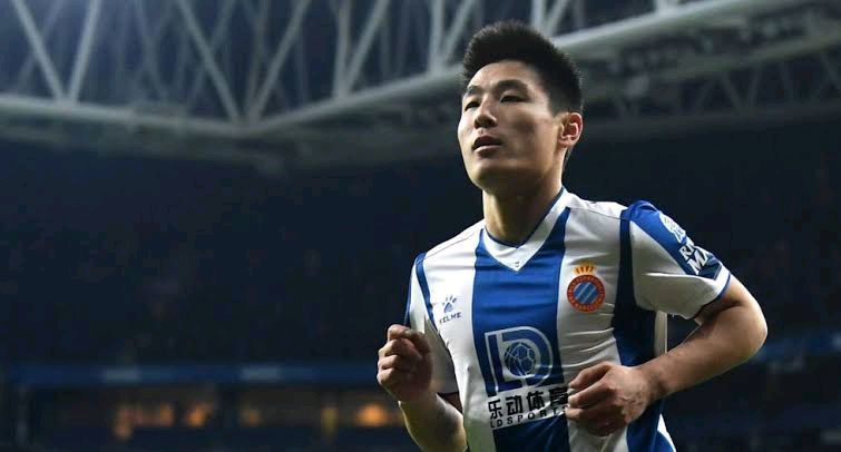 姆伯莫閃耀賽場，傳球妙手與失誤并存，展現(xiàn)潛力獲評6.5