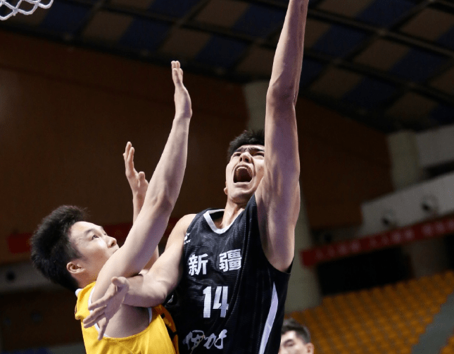 郭昊文突破內(nèi)線，深圳四人呆站目送——防守漏洞揭示的攻防之道